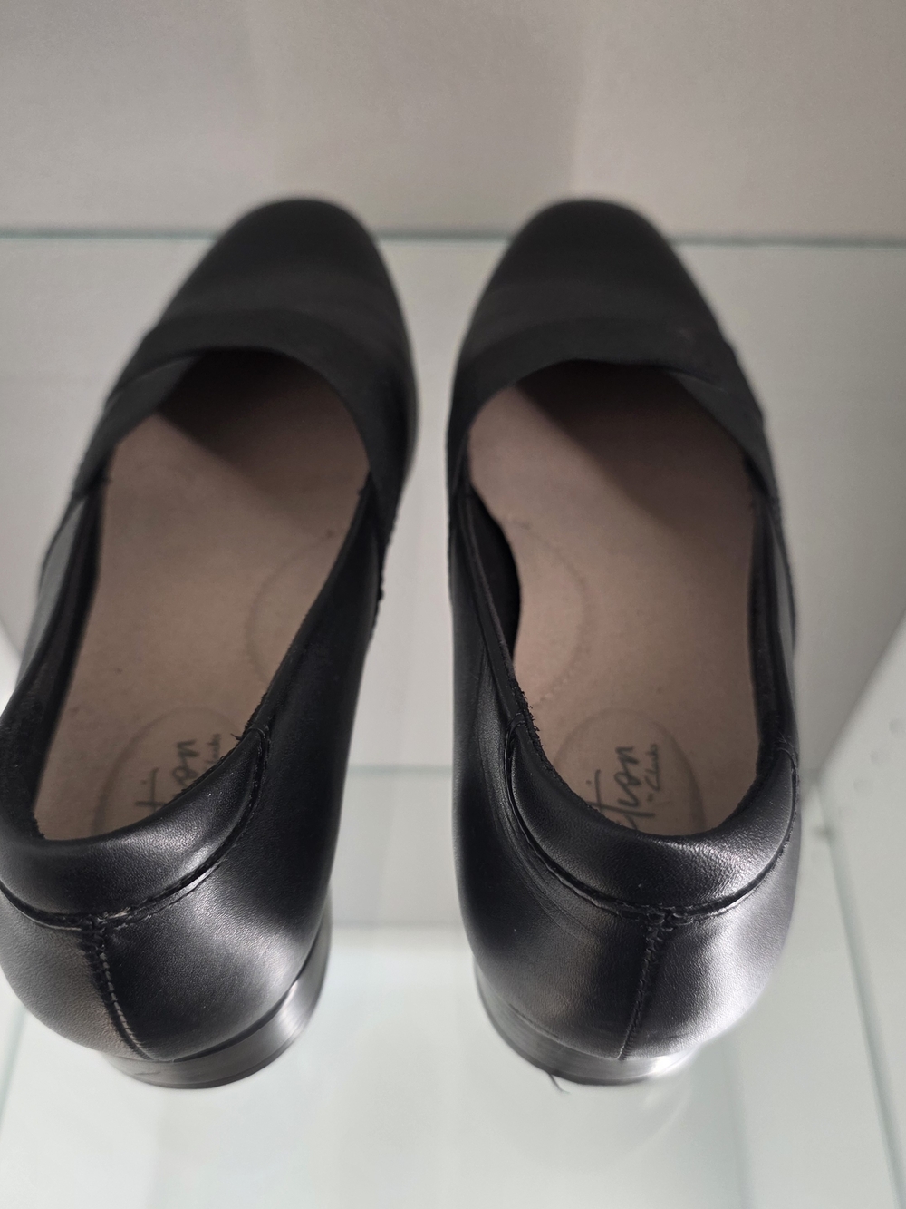 Ckarks Black Slip-On Flats with Cross Elastic Strap Size 7W - Picture 6 of 10